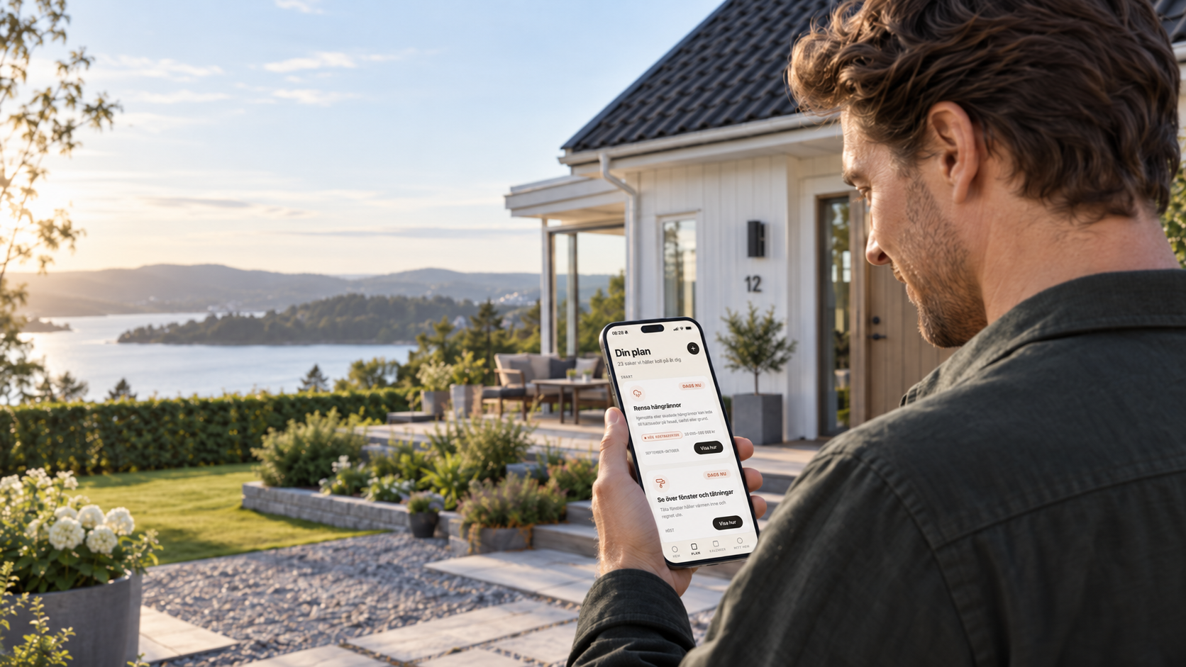 En husägare använder HusFix utanför sitt hus